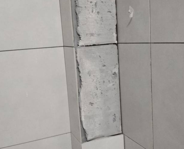 容城瓷砖空鼓维修公司分享下瓷砖施工前基层浇水润湿程度不足，可能导致以下问题