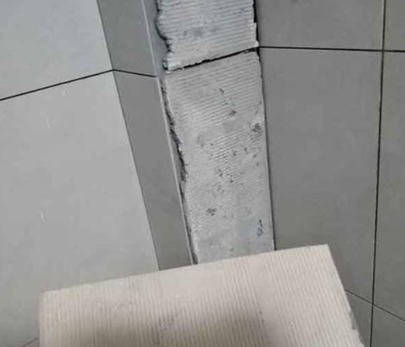 容城瓷砖空鼓维修公司分享下厨房瓷砖脱落的补救措施。